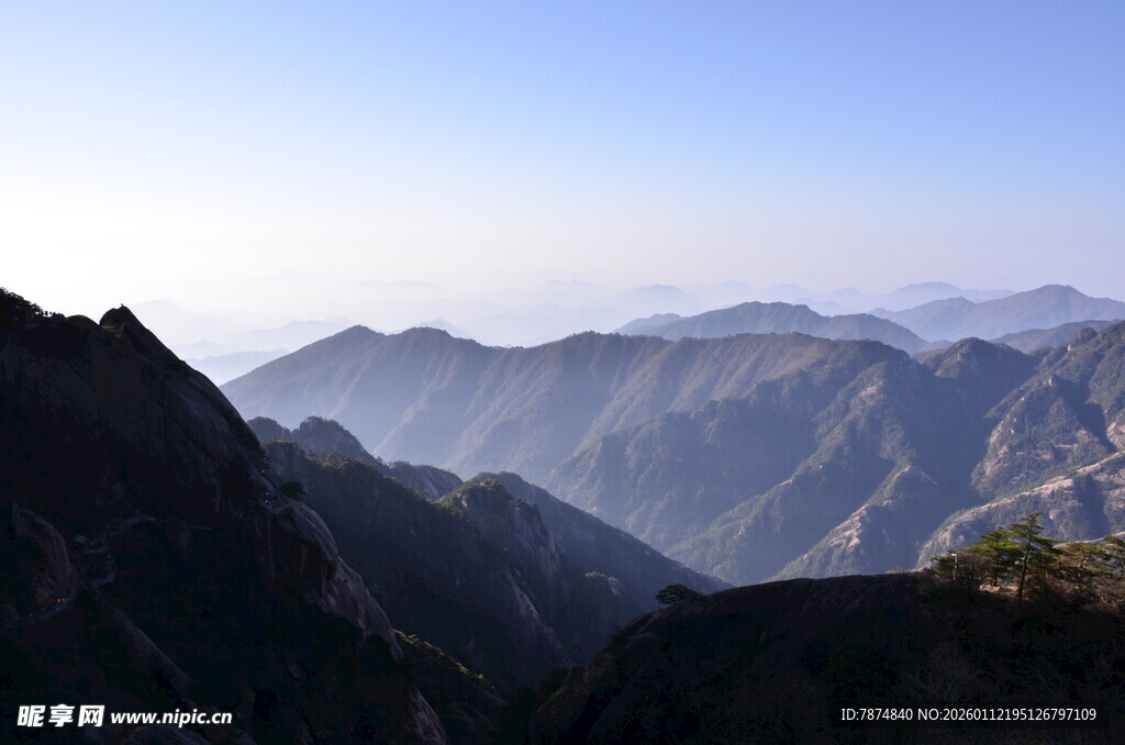 壮丽山峦 云海中的自然美景