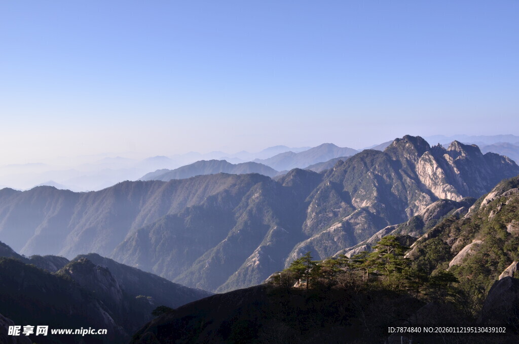 壮丽山景 云雾缭绕山峦