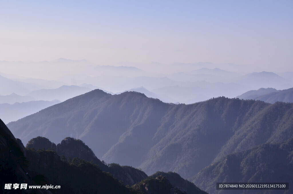 壮丽山峦 云海中的自然景观