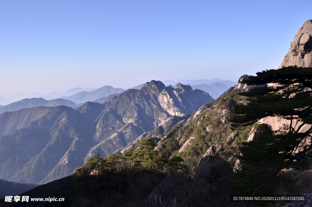 巍峨山峦间的壮丽风光