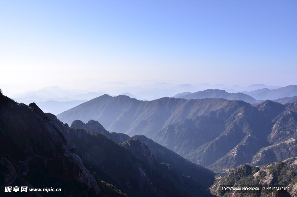 壮丽群山 蓝天映衬美景