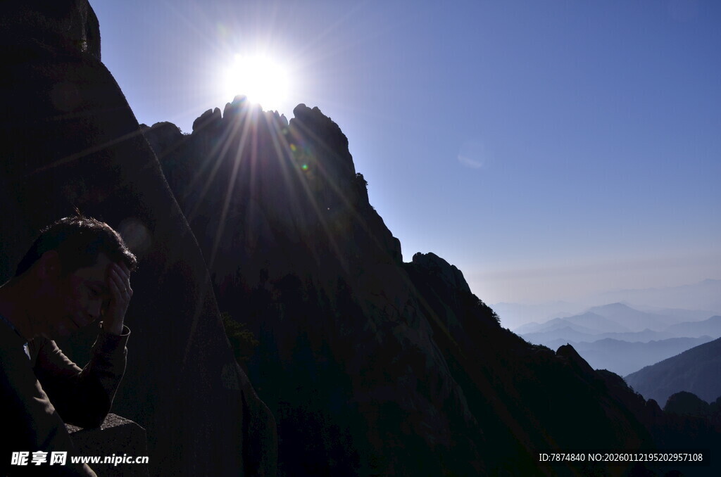 日出照耀巍峨山峰