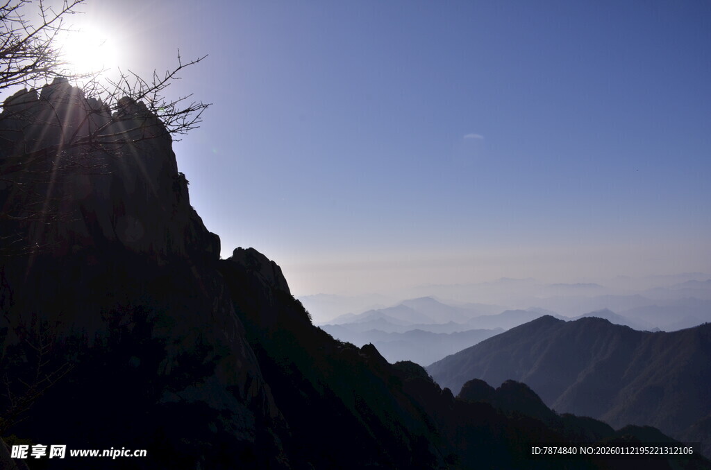 日出映山景