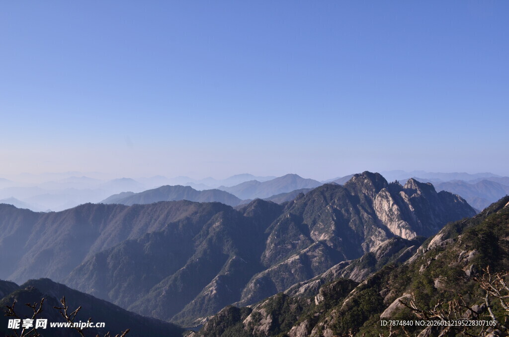 壮丽山景 蓝天映衬巍峨峰