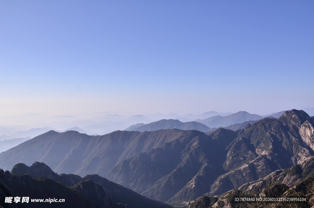 壮丽群山 蓝天映衬美景