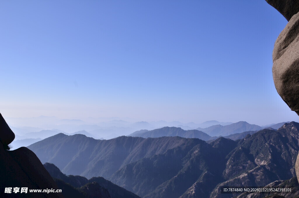 俯瞰连绵山脉壮丽景观