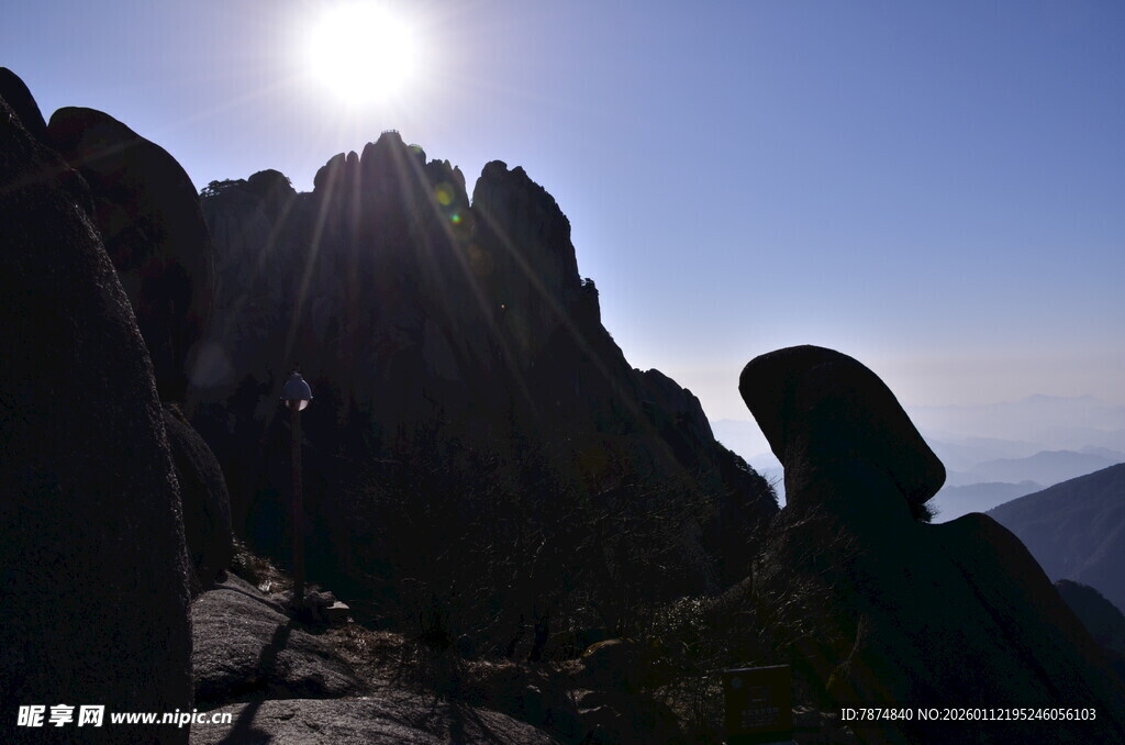日出下的巍峨山峰