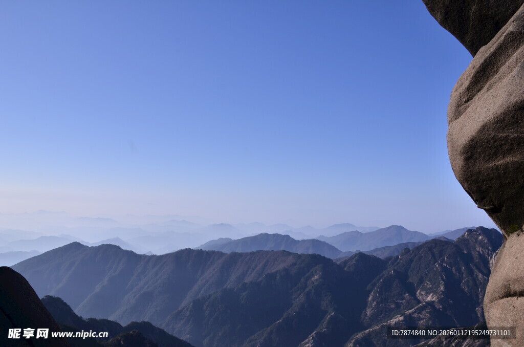 山巅远眺壮丽山峦景色