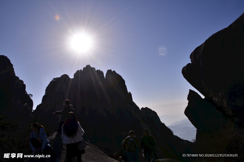日出时分的壮丽山峰景色