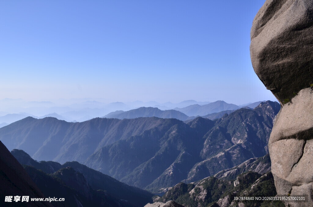 巍峨山峦远眺壮阔美景