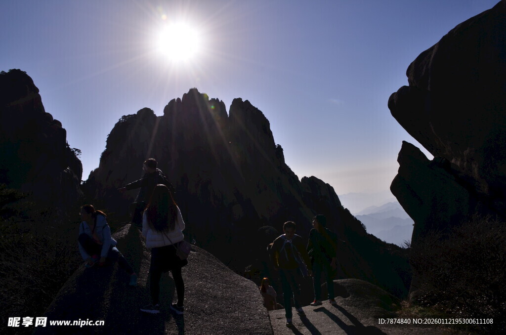 日出时分的壮美山景