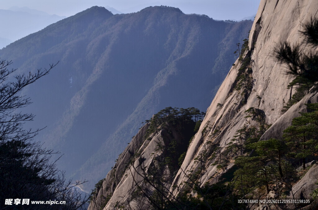 巍峨山峰壮丽自然景观
