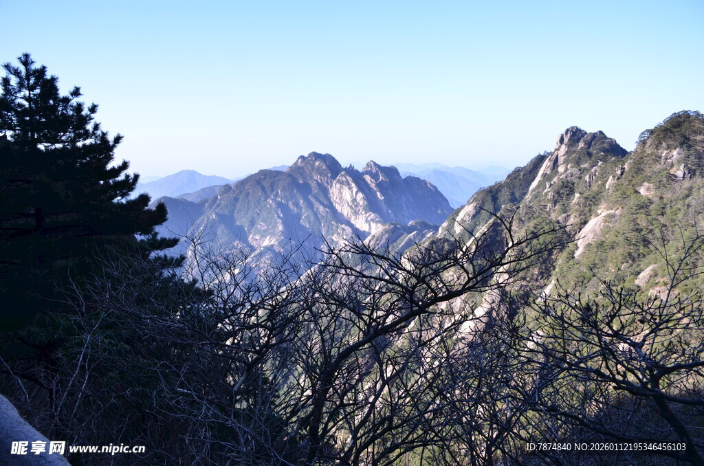 壮丽山景 巍峨山峰入云端