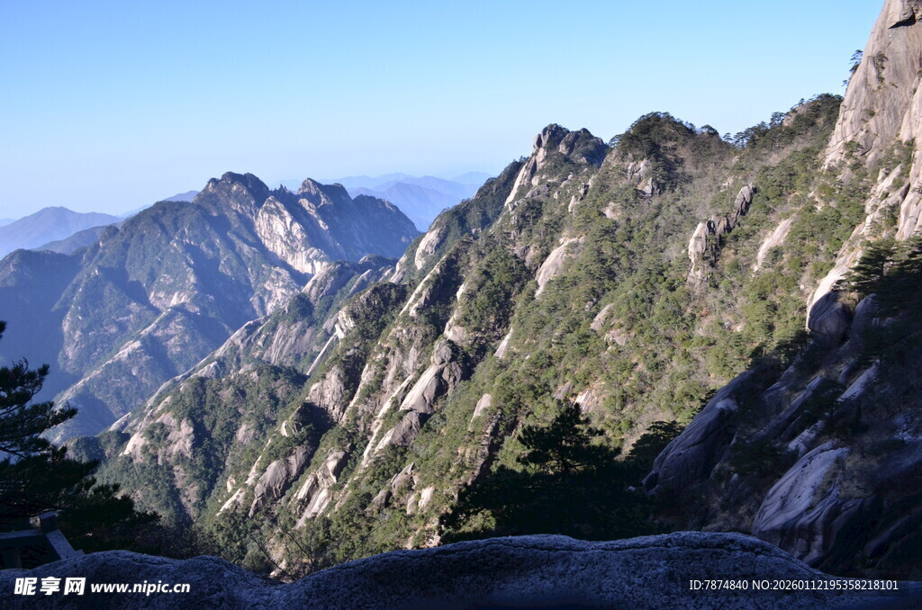 壮丽巍峨的高山景色