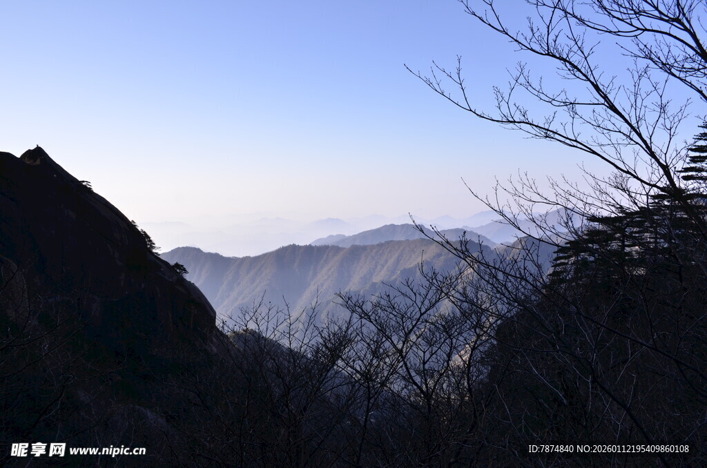 山间晨景 朦胧山脉初晓