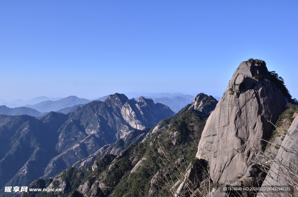巍峨山峰壮丽景致