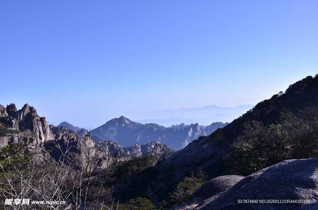 壮丽山景 蓝天映衬奇峰