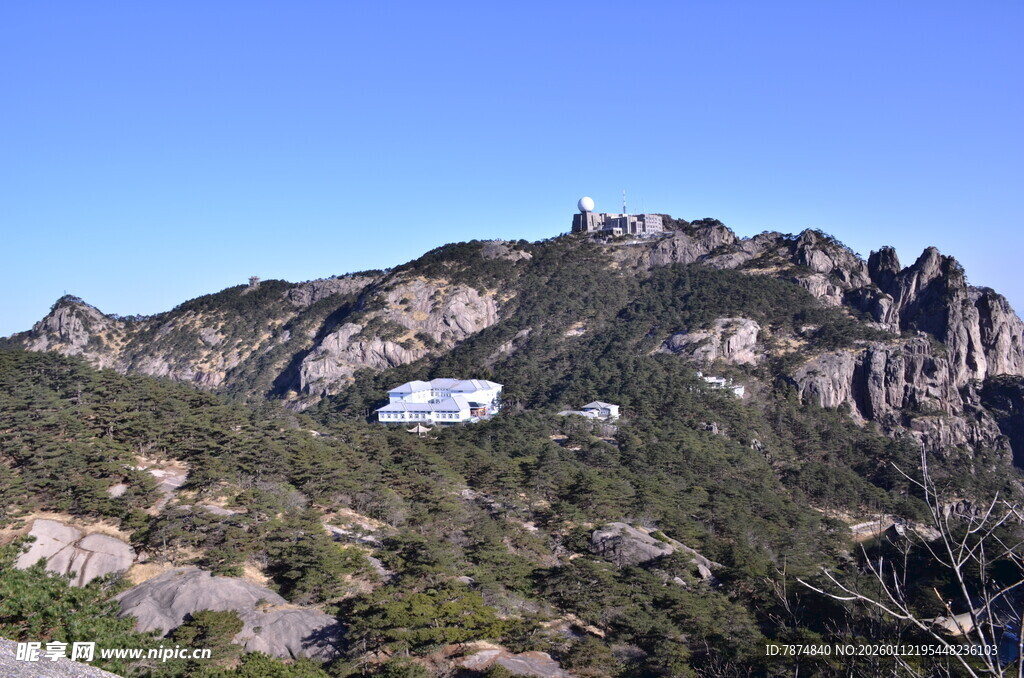 壮丽山峦与山间绿意景观