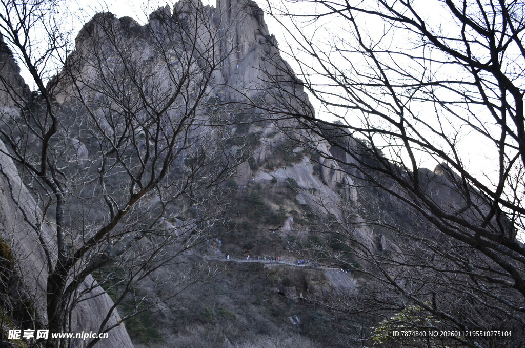 巍峨山峰景色壮丽