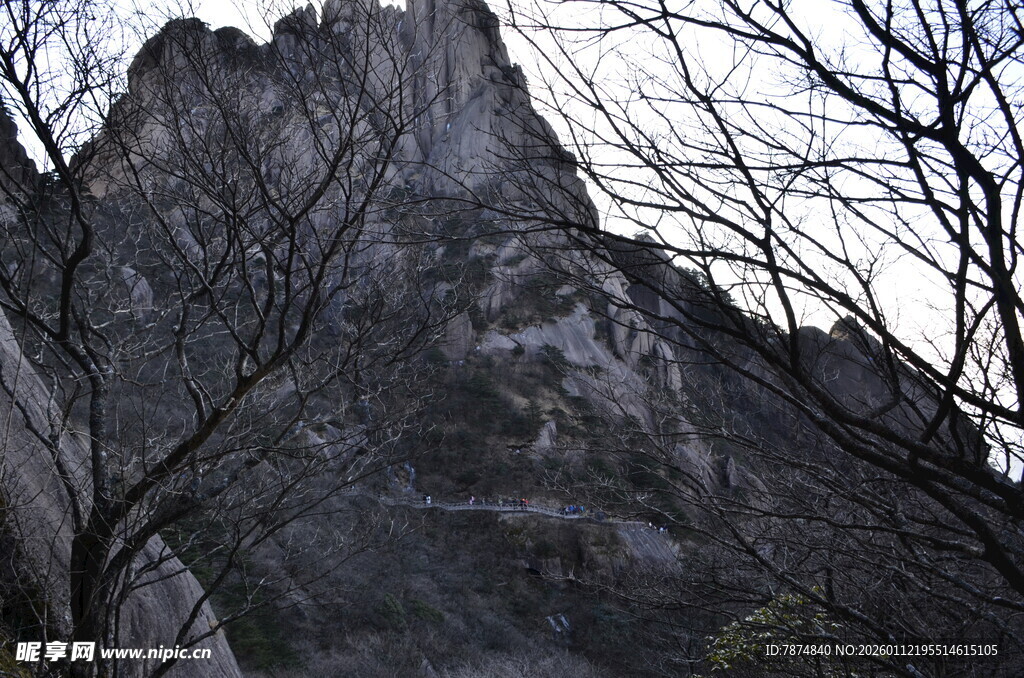 巍峨山峰尽显自然之美