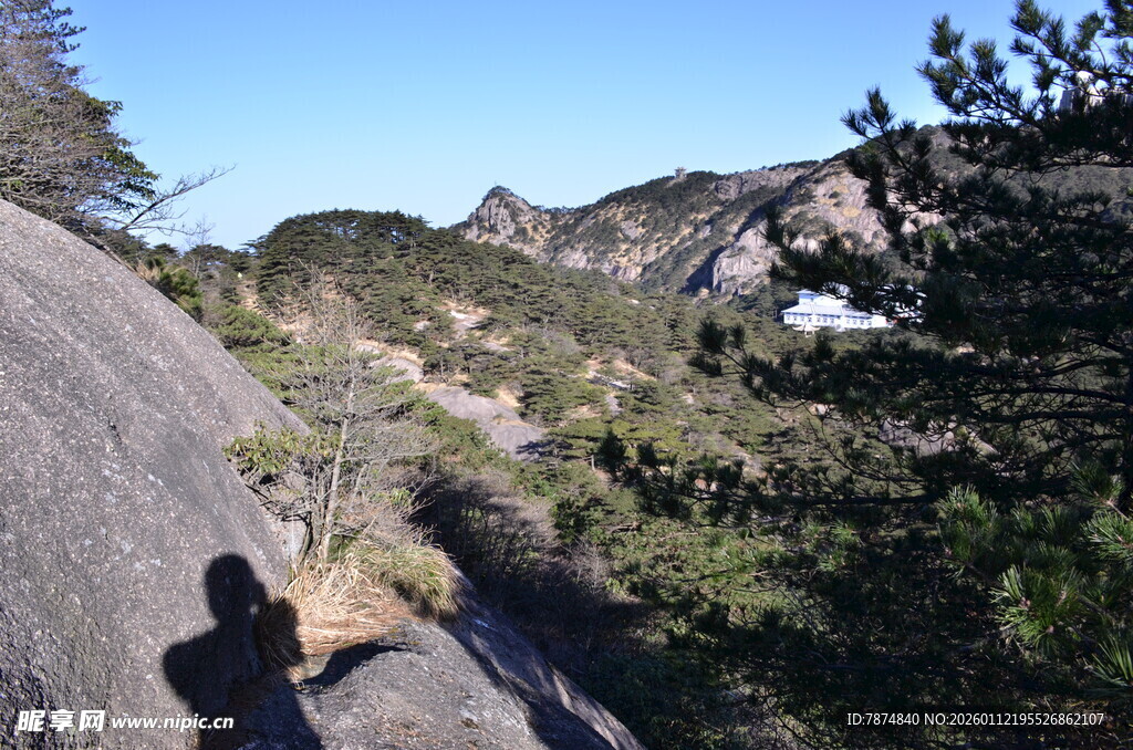 山间徒步者 赏秀丽景致