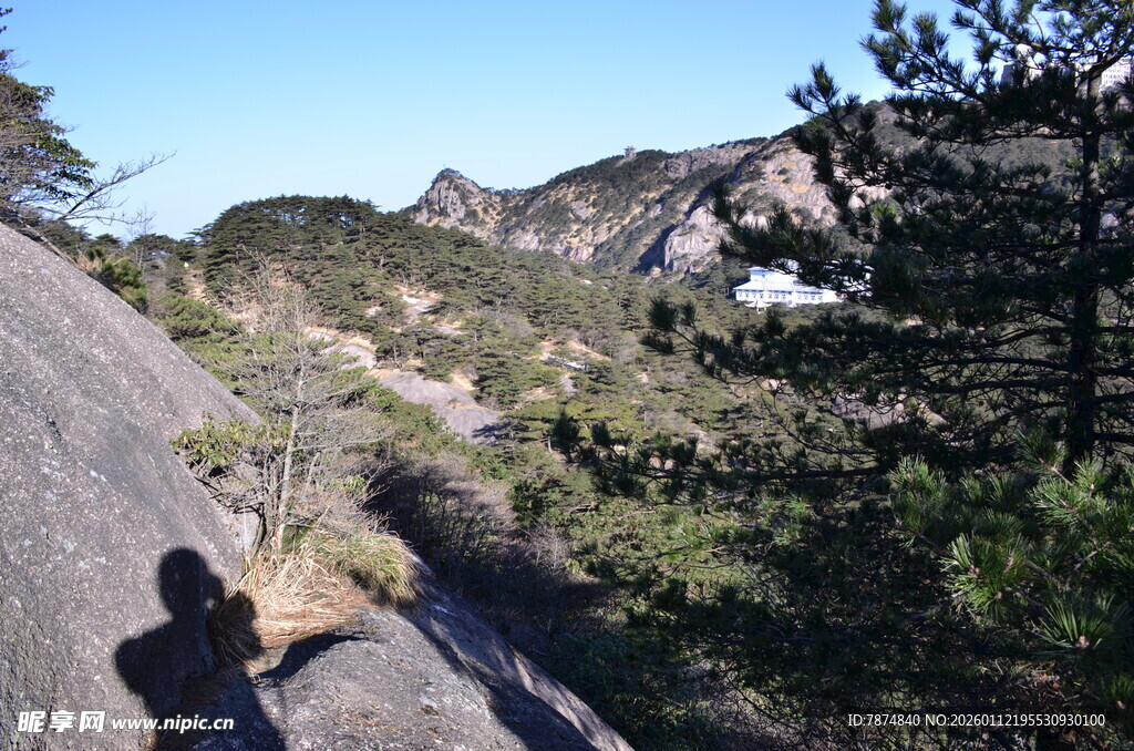 山间徒步者的身影与景致