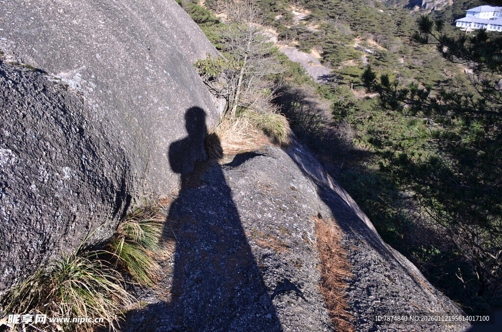 山间徒步者穿行于巨石间