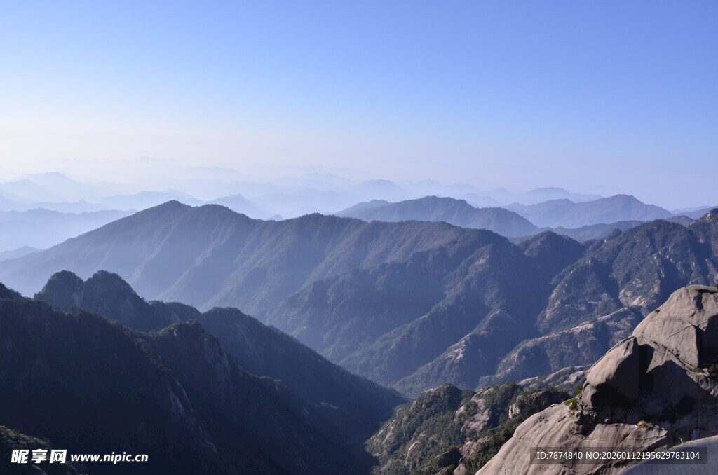 壮丽山景 云雾缭绕间