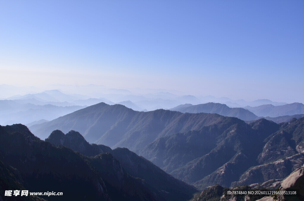 壮丽群山蓝天美景