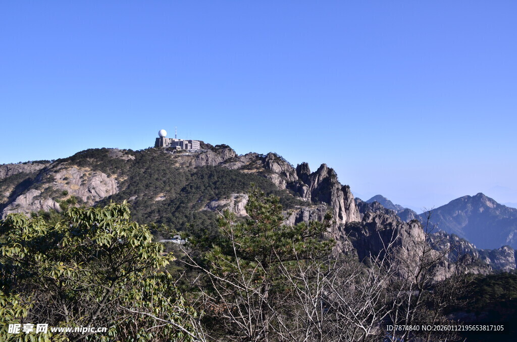 巍峨山峦间的葱郁景致