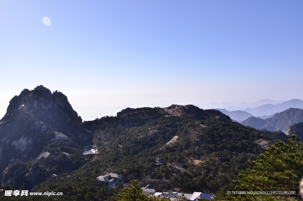 壮丽山景 蓝天映衬奇峰