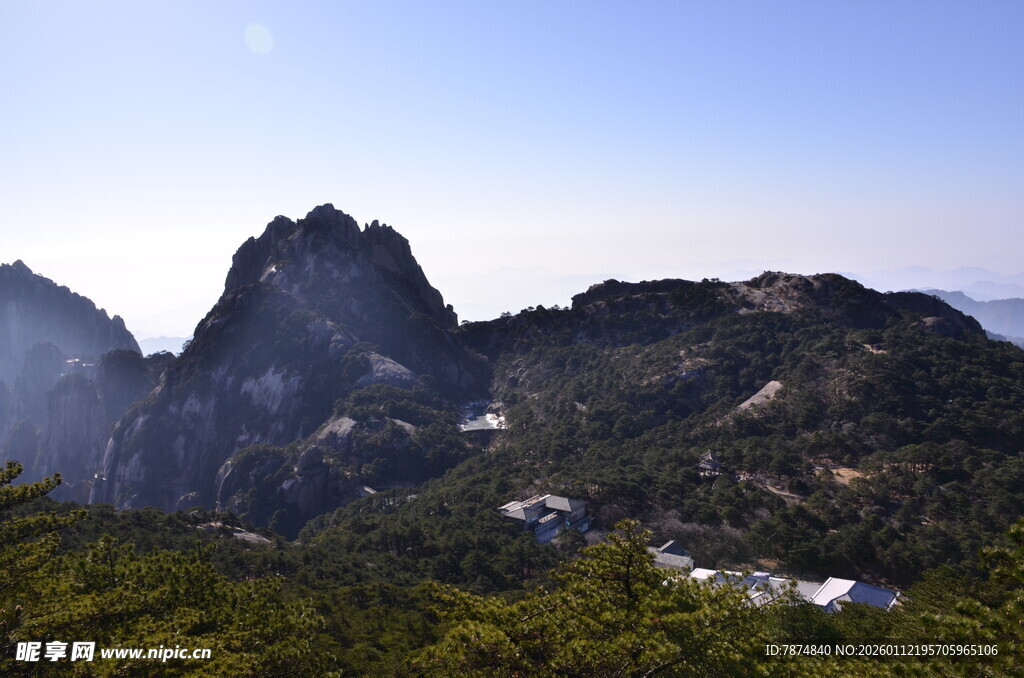 壮丽山景 绿意盎然的峰峦