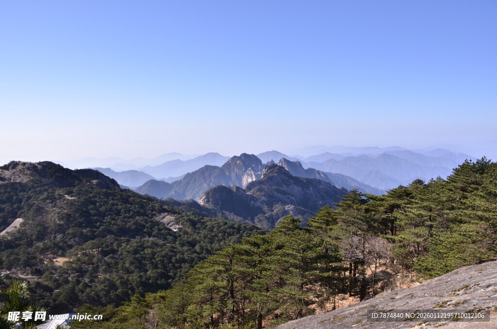 山峦葱郁的壮美自然风光