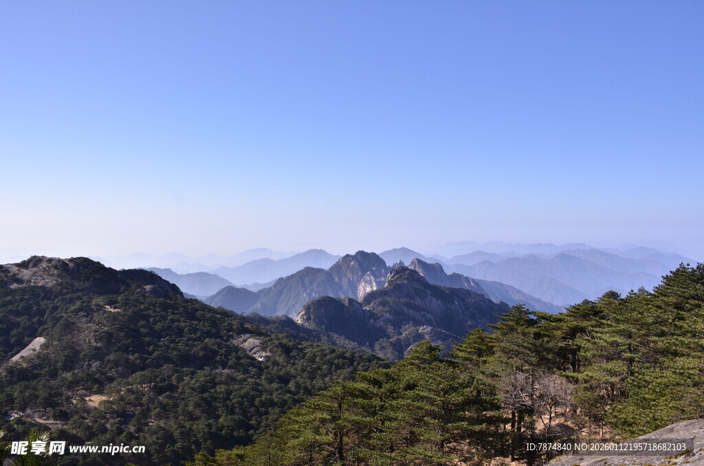 山峦葱郁间的壮阔远景
