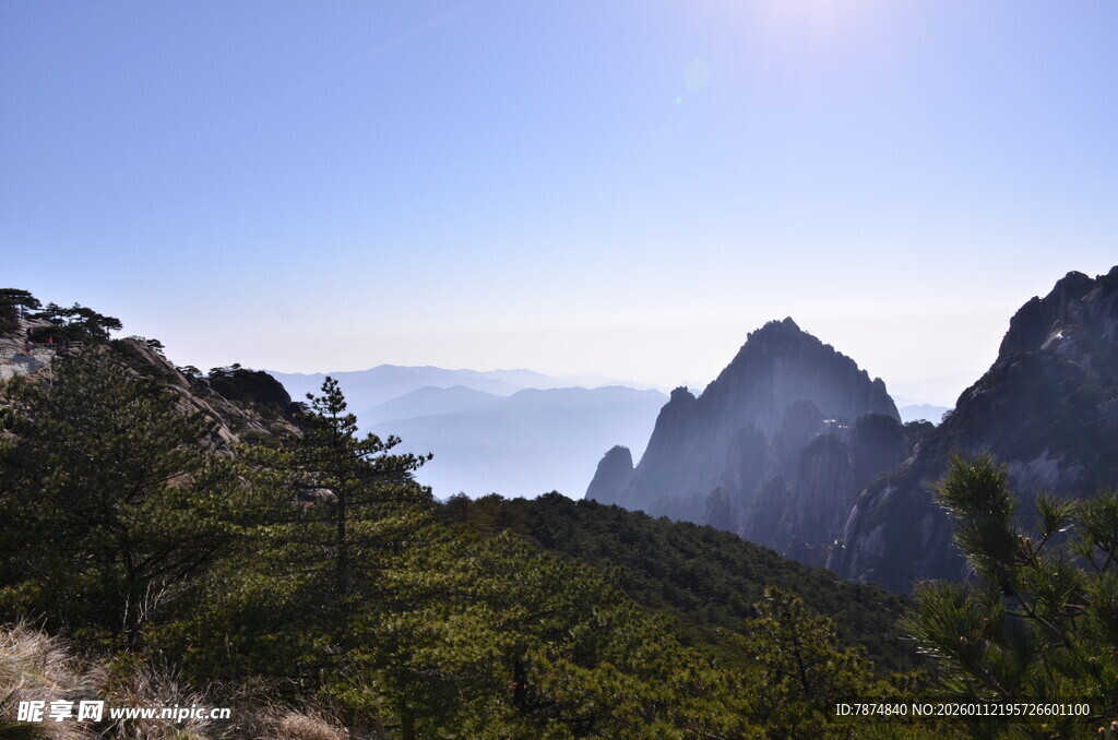 壮丽山景 阳光照耀奇峰