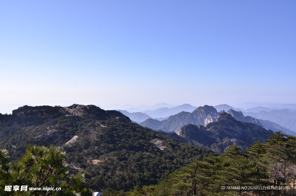 壮丽山景现于晴空之下