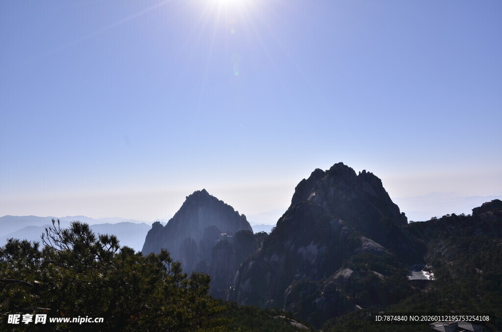 阳光下的巍峨山峰