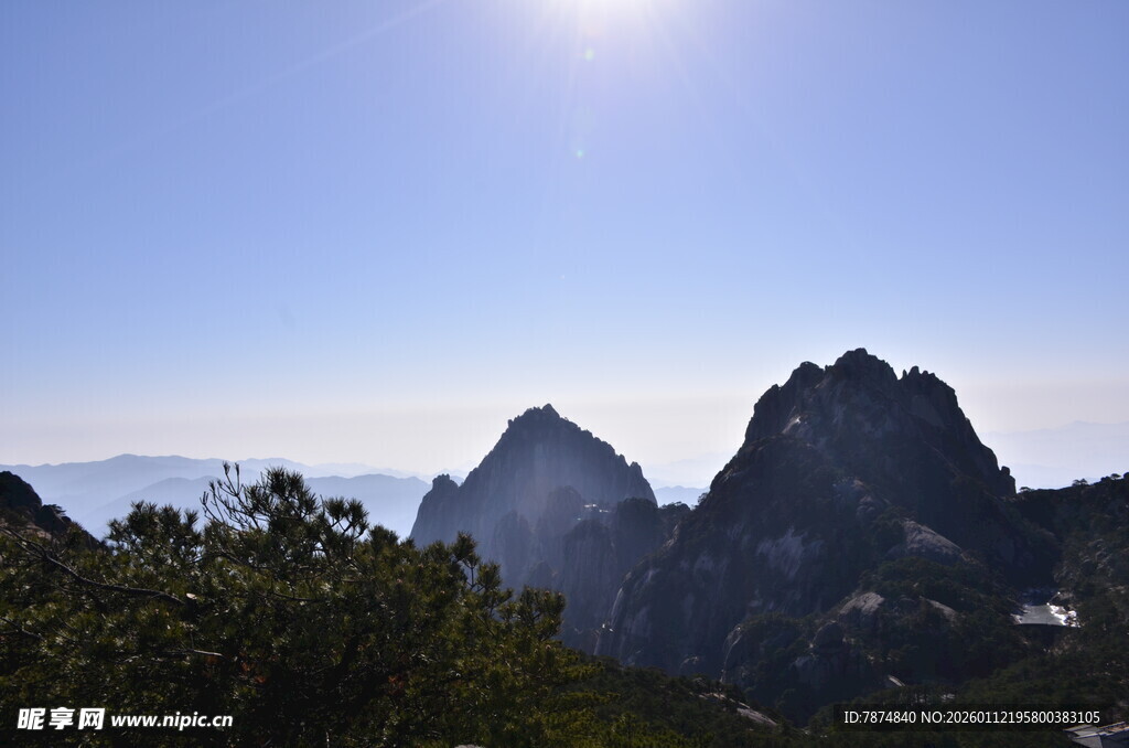 壮丽山景 阳光照耀群峰