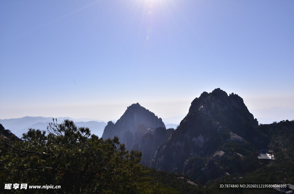 阳光下的巍峨山峰