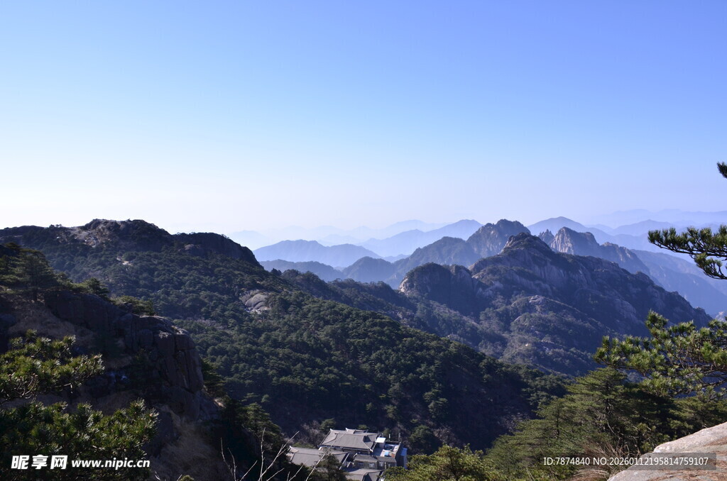壮美山景 蓝天映衬奇峰