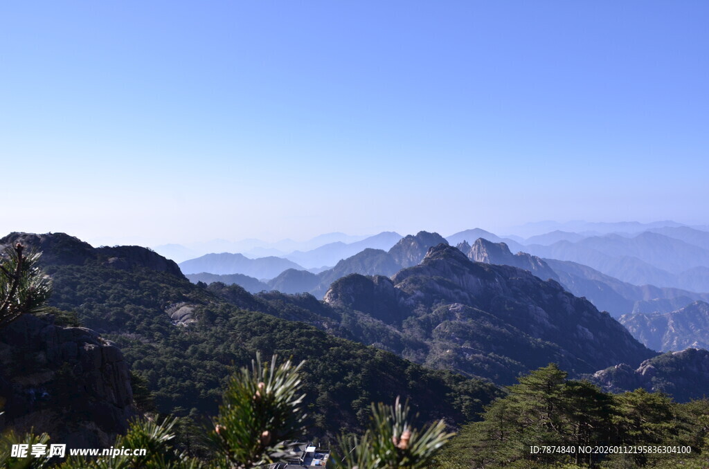 壮丽山景 蓝天映衬绿意
