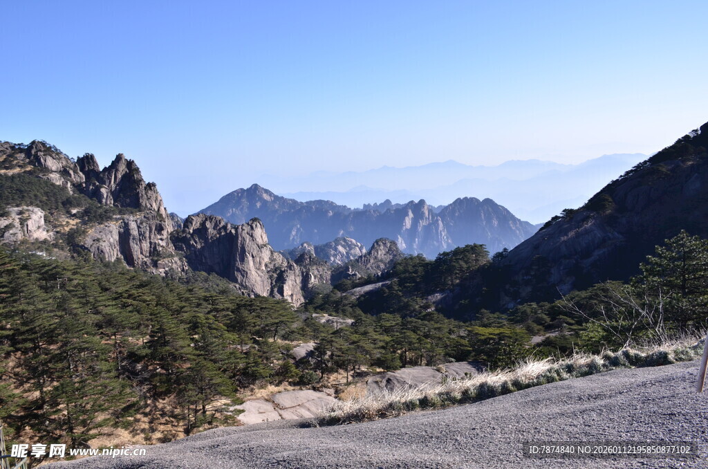 山间公路旁的壮丽山景