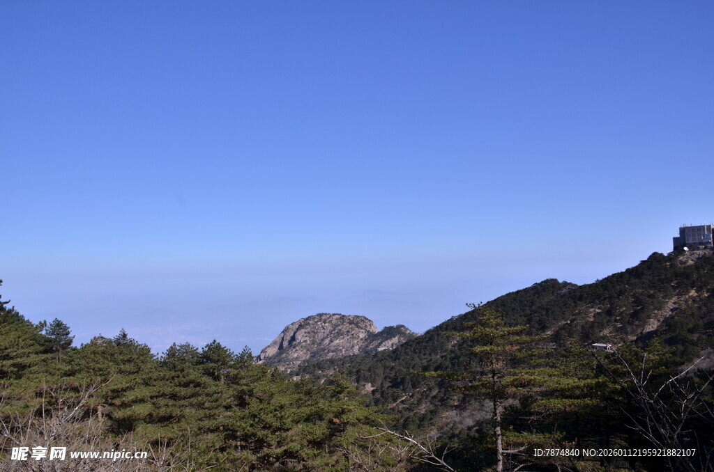 山峦蓝天间的自然景致