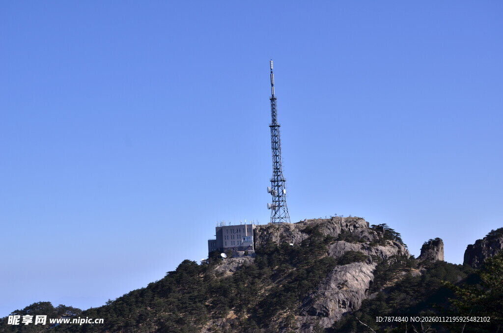 山顶上的高耸通信塔