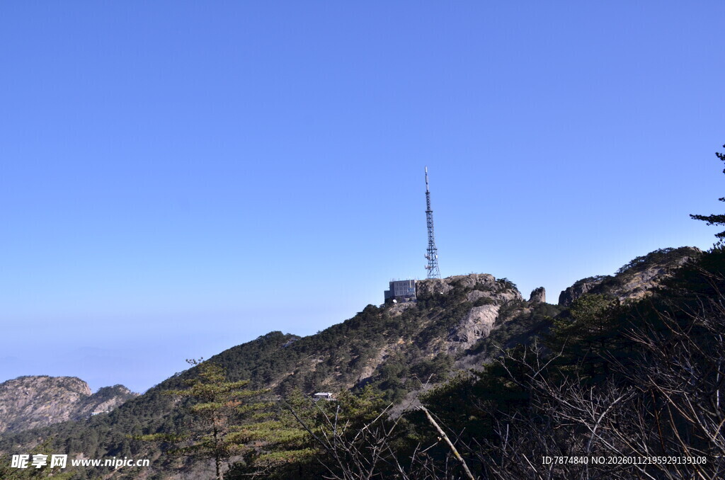 山顶矗立的通信塔景观