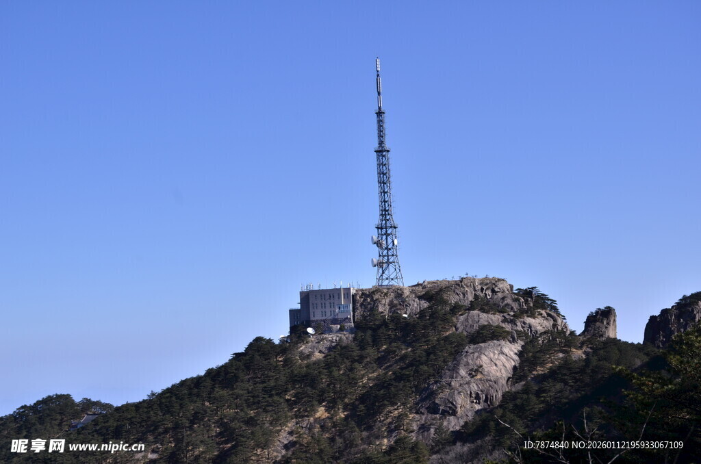 山顶高耸的通信铁塔