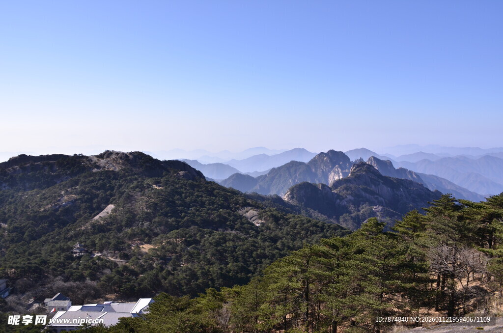 山峦叠翠的秀丽自然风光