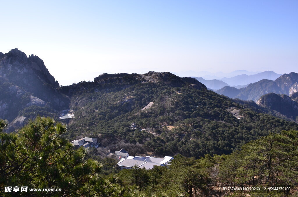 山峦葱郁间的山间景致