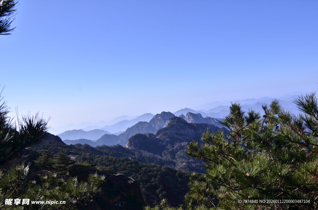 青山蓝天间的秀丽山景