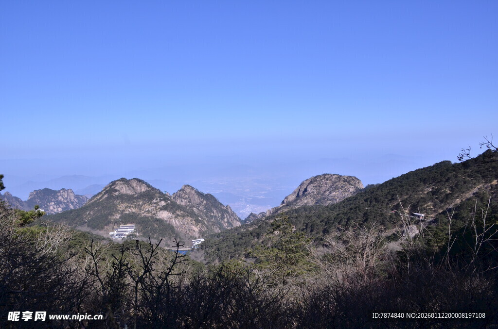 壮丽山景 蓝天映衬绿意